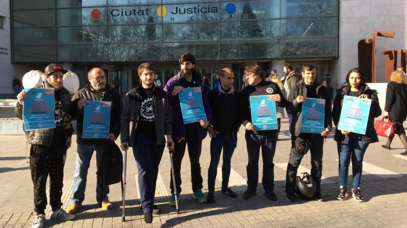 'Riders' en València durante el primer macrojuicio contra Deliveroo en España, el pasado febrero