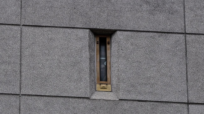 12/06/2020 -Un prisionero mira por la ventana de la cárcel mientras los manifestantes por el asesinato de  George Floyd se reúnen frente al centro de detención federal en el centro de Miami. / AFP -CHANDAN KHANNA