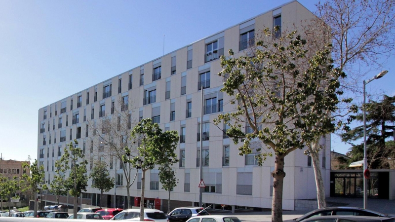 El bloc de la plaça Alfons Comín on té els habitatges Azora.