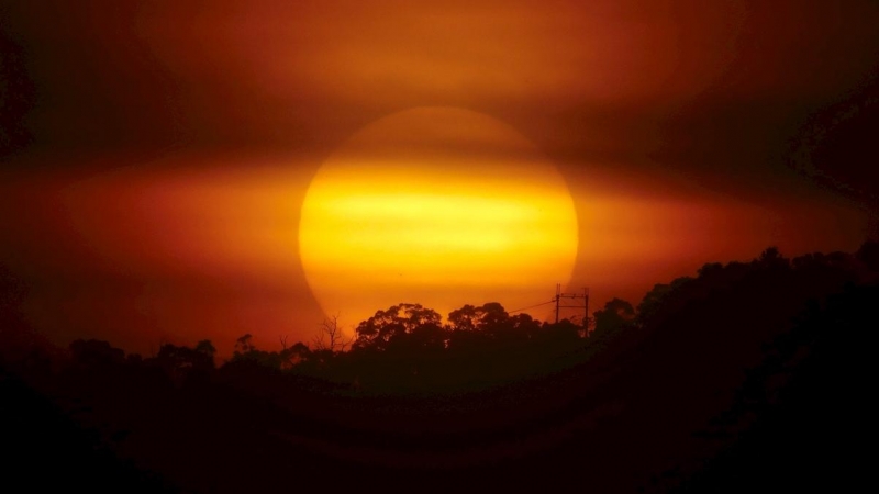 Puesta de sol en Taipei, Taiwán. Según la Oficina Meteorológica Central, el 17 de junio de 2020, el mercurio de la ciudad de Taipei alcanzó los 37,6 grados Celsius, el más alto en la capital de Taiwán. EFE / EPA / RITCHIE B. TONGO