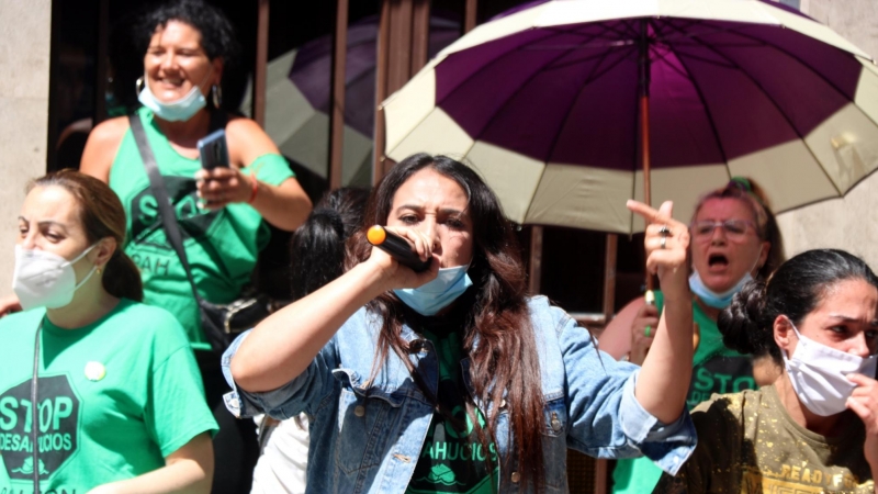 Activistes de la PAH a la porta d'un habitatge de l'Hospitalet de Llobregat per evitar un desnonament el 18 de juny del 2020. ACN/Miquel Codolar