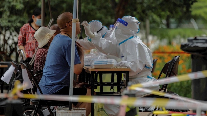 -FOTODELDIA- PEKÍN (CHINA) 18/06/2020.- Personal sanitario hace pruebas a los residentes en Pekín, China este jueves tras el brote de coronavirus en su principal centro mayorista de alimentación. EFE/ Stringer