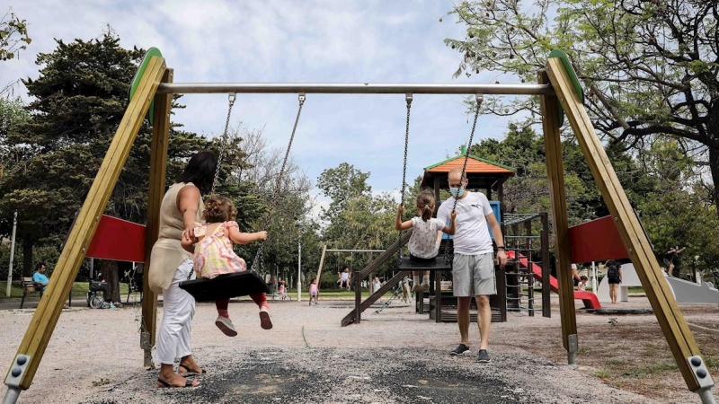 Varios niños juegan en un parque infantil este martes en Valencia, reabiertos desde ayer lunes cuando la Comunitat Valenciana entro en Fase 3. EFE/Ana Escobar