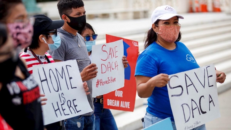 Un grupo de jóvenes migrantes se manifiesta frente a la sede del Tribunal Supremo de EEUU, en Washington. - EFE