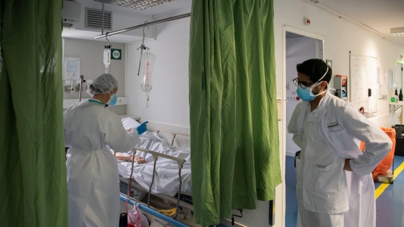 Sanitarios atienden a un paciente en el Hospital Clínic de Barcelona.  - FRANCISCO AVIA | HC