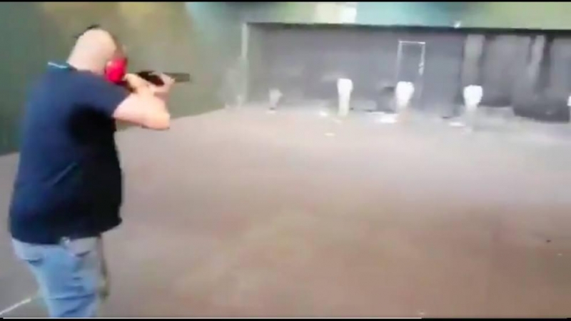 Captura del vídeo en el que un individuo dispara contra fotos de miembros del Gobierno y de Unidas Podemos.
