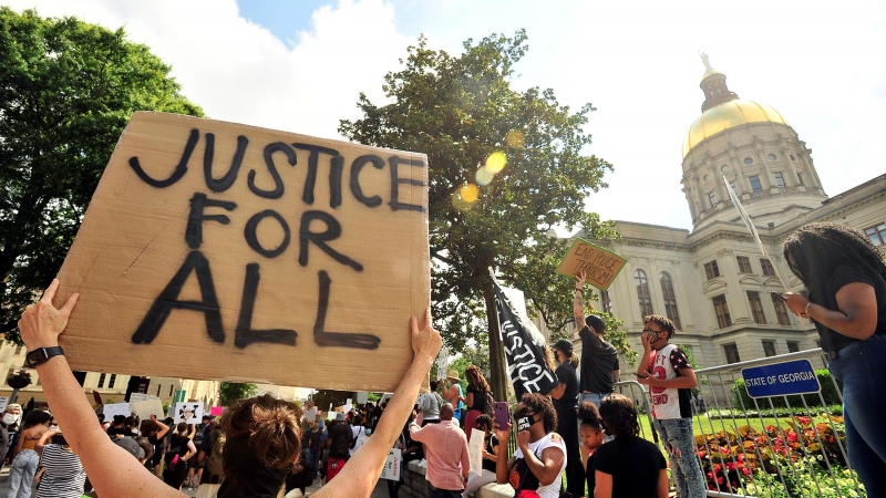 Manifestantes marchan durante una protesta contra la desigualdad racial y la muerte de Rayshard Brooks en Atlanta, Georgia, EE. UU. / Reuters