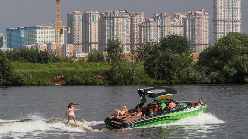 La gente disfruta de una práctica de clima cálido haciendo wakeboard en el río Moskva después de terminar el bloqueo para combatir la propagación del coronavirus SARS-CoV-2 en Moscú, Rusia, 18 de junio de 2020. Temperaturas en el La ciudad ha alcanzado ha