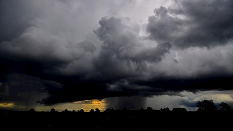 Grandes nubes de tormenta se conforman en el cielo de Debrecen, Hungría. EFE / EPA / ZSOLT CZEGLEDI