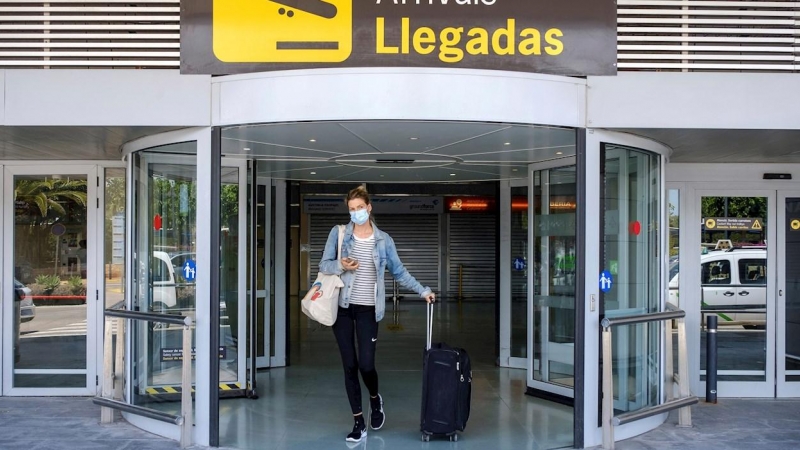 GRAF2299. IBIZA, 17/06/2020.- Vista de los primeros turistas de un vuelo de Eurowings procedente de Düsseldorf (Alemania) a su llegada al aeropuerto de Ibiza este miércoles.EFE / Sergio G. Cañizares