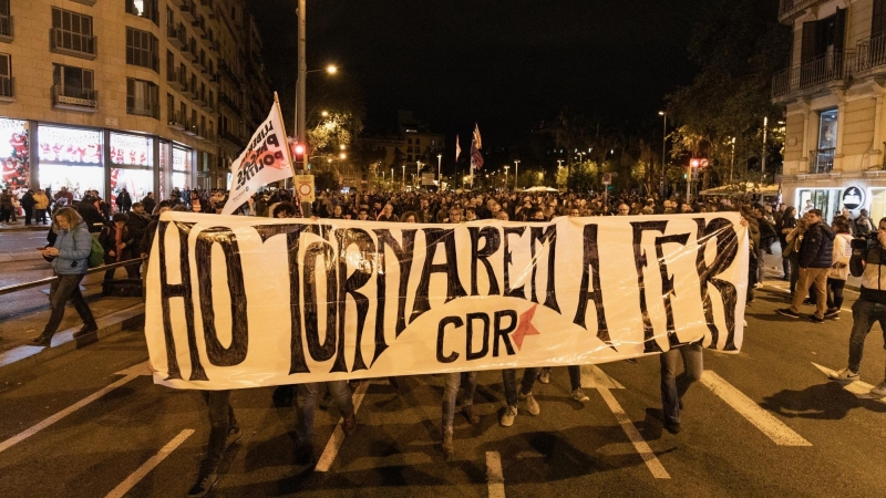 Manifestants dels CDR porten una pancarta amb la consigna 'Ho tornarem a fer' durant una manifestació a Barcelona el 9 de novembre de 2019. Pau Venteo / Europa Press