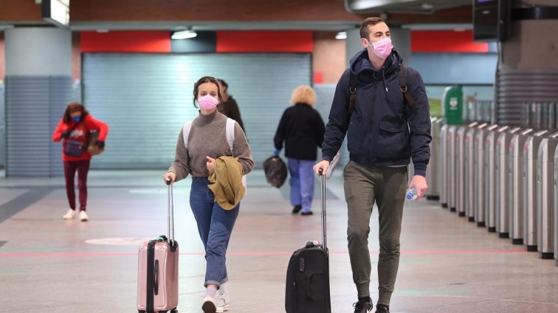 Viajeros con mascarilla en la estación de Atocha. EUROPA PRESS