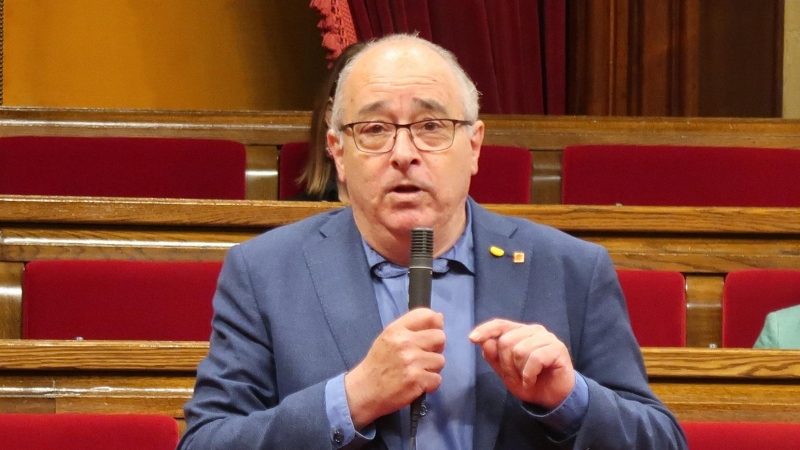 Pla mitjà del conseller d'Educació, Josep Bargalló, intervenint al ple del Parlament el 21 de maig del 2020. JOB VERMEULEN / ACN