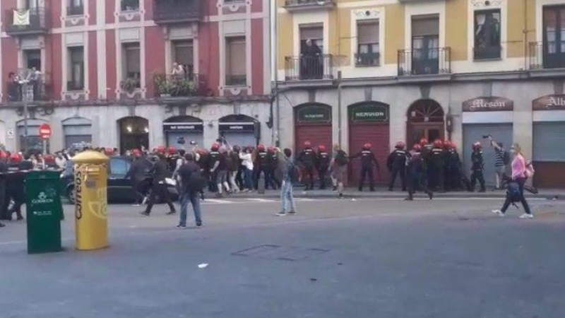 La Ertzaintza carga contra los antifascistas concentrados contra el mitin de Vox en Bilbao | EP