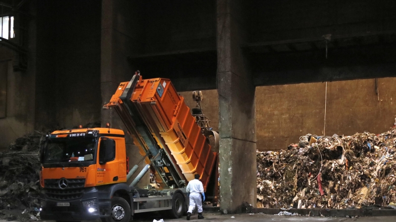 Un camió descarrega residus sanitarios d' hospitals a la incineradora de Mataró. ACN