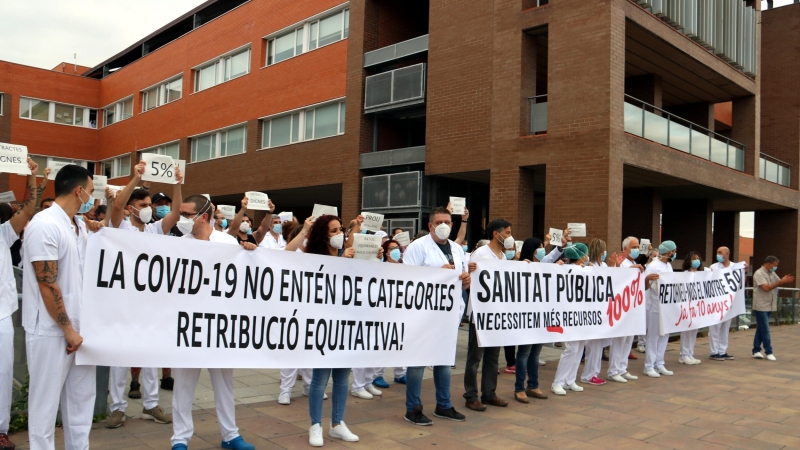 Treballadors de l'Hospital d'Igualada protesten a les portes del centre sanitari per reclamar millores laborals. 19 de juny de 2020. ACN/Mar Martí