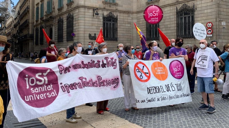 Manifestants de marea blanca en defensa de la sanitat pública a la plaça de Sant Jaume de Barcelona, el 20 de juny del 2020. ACN/ Cedida per Alba Legide.