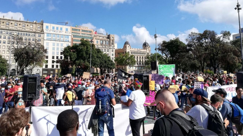 Imatge de la concentració a la Plaça de Catalunya (Barcelona) per exigir la regularització de les persones migrades a Catalunya. Imatge de SOS Racisme.