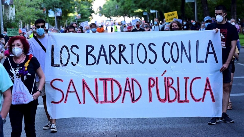 Un momento de la manifestación convocada por la 'Plataforma Plan Choque Social' que se ha iniciado en la calle Atocha de Madrid y ha finalizado en el hospital Niño Jesús, para exigir una 'salida justa' de la crisis y defender la Sanidad Pública. EFE / Vi