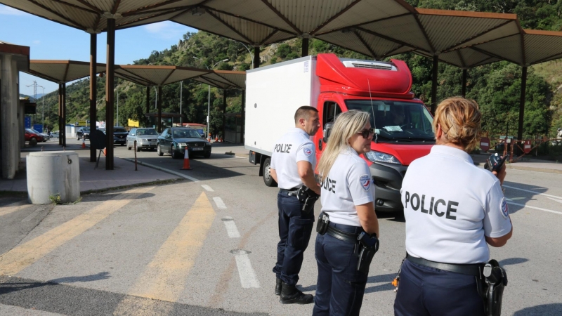 Tres policies francesos controlen el pas de vehicles per la frontera aquest diumenge 21 de juny de 2020. ACN/Gerard Vilà