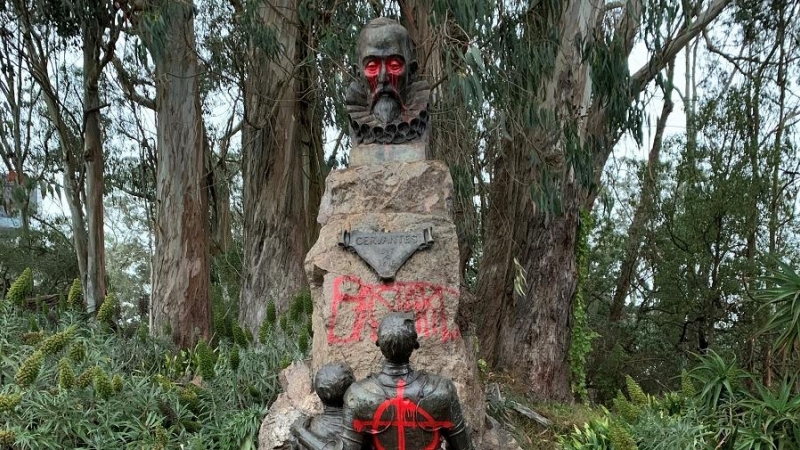 El monumento a Miguel De Cervantes pintado con aerosol en color rojo en San Francisco. | Reuters. David Zandman