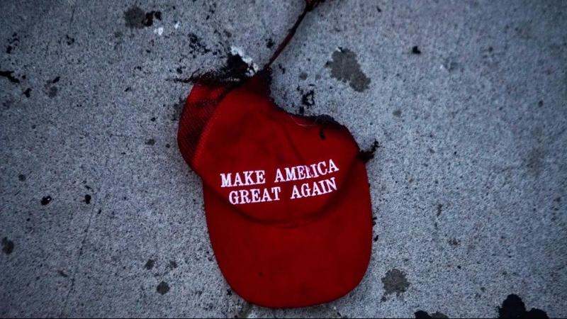Gorra con el eslogan de Trump, tirada tras unas protestas en Tulsa.  REUTERS/Lawrence Bryant