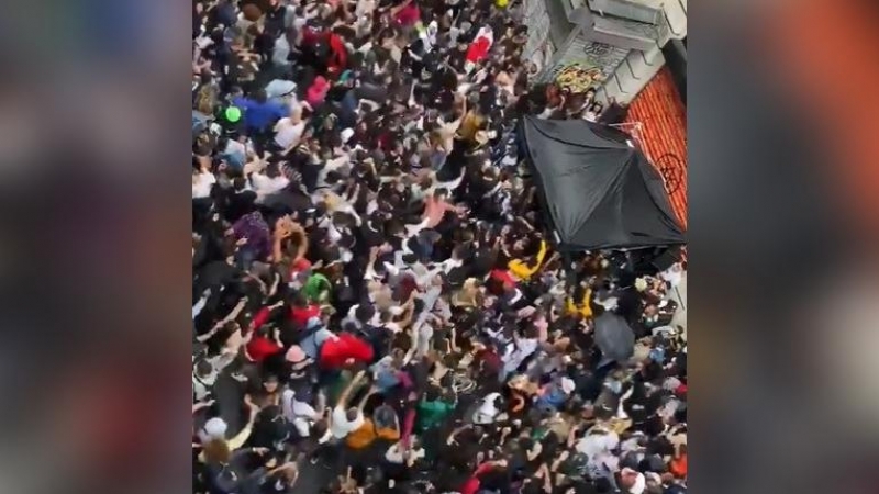 Imagen de una multitud en la Fiesta de la Música de París. / BFMTV