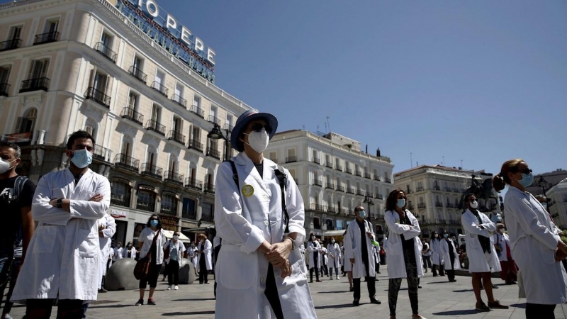 20/06/2020.- Miembros del sindicato Amyts, mayoritario entre los médicos madrileños, durante una concentración en la Puerta del Sol este sábado como homenaje a los fallecidos por la COVID-19 y en defensa de la profesión médica. EFE/Javier López