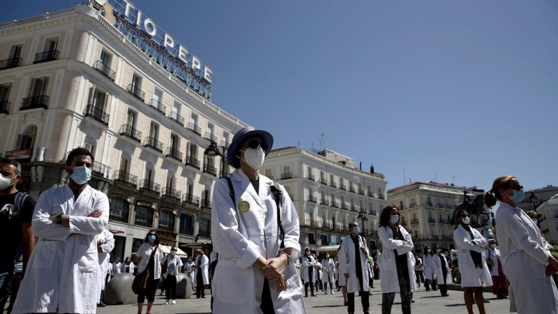 20/06/2020.- Miembros del sindicato Amyts, mayoritario entre los médicos madrileños, durante una concentración en la Puerta del Sol este sábado como homenaje a los fallecidos por la COVID-19 y en defensa de la profesión médica. EFE/Javier López