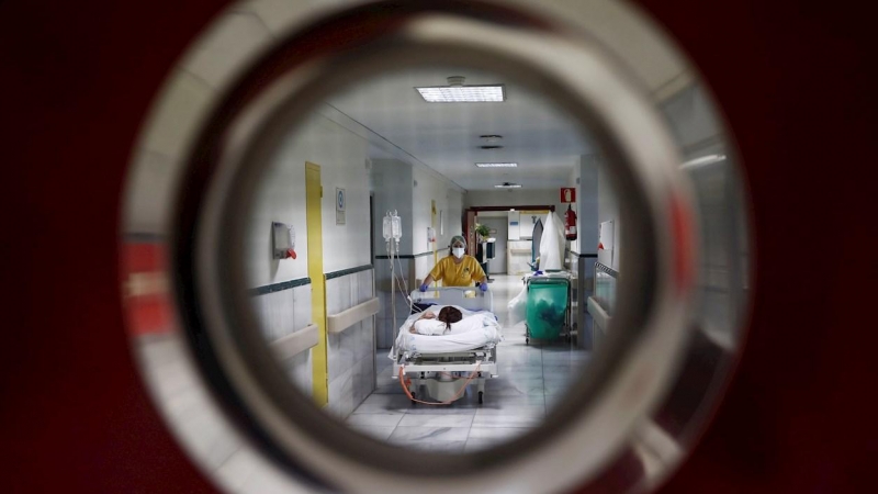 Una sanitaria traslada a un paciente en la zona limpia de Covid del Hospital Gregorio Marañón de Madrid. En semanas, los sanitarios han pasado del drama a una 'calma tensa' que les pilla 'agotados', 'vacíos'. Esperan ahora con cierto temor un posible rebr