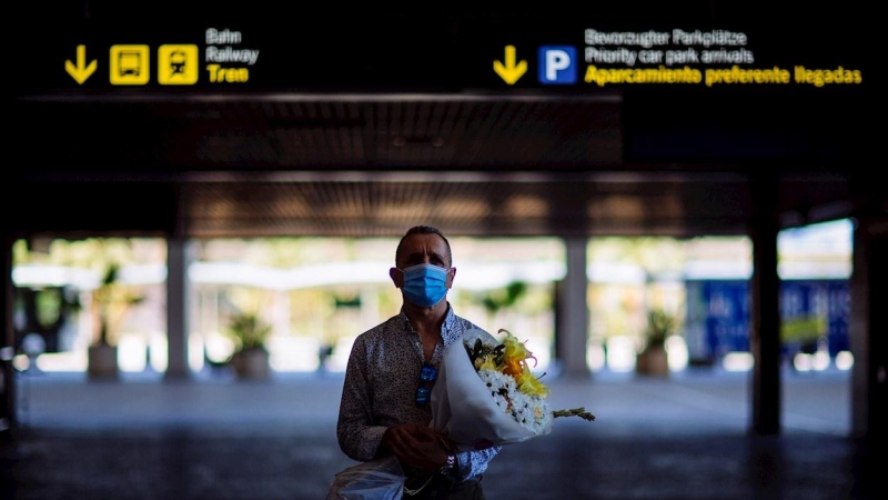 GRAFAND9619. MÁLAGA, 22/06/2020.- Un hombre espera la llegada de su pareja procedente del extranjero en el aeropuerto de Málaga-Costa del Sol hoy lunes en el primer día laborable de la 'nueva normalidad' que deja atrás el estado de alarma y permite la mov