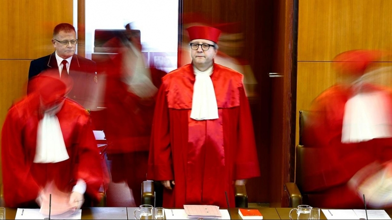 El presidente del Tribunal Constitucional alemán, Andreas Vosskuhle, al comienzo de un pleno de la institución para dictar sentencia, en su sede en la localidad de Karlsruhe. REUTERS/Kai Pfaffenbach