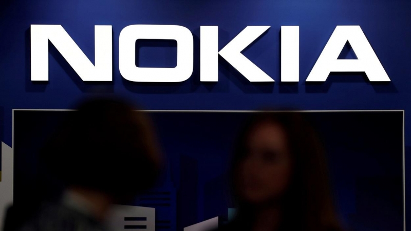 El logo de la compañía de telecomunicaciones finalndera Nokia, en su stand en el Mobile World Congress de Barcelona, en 2019. REUTERS/Sergio Perez