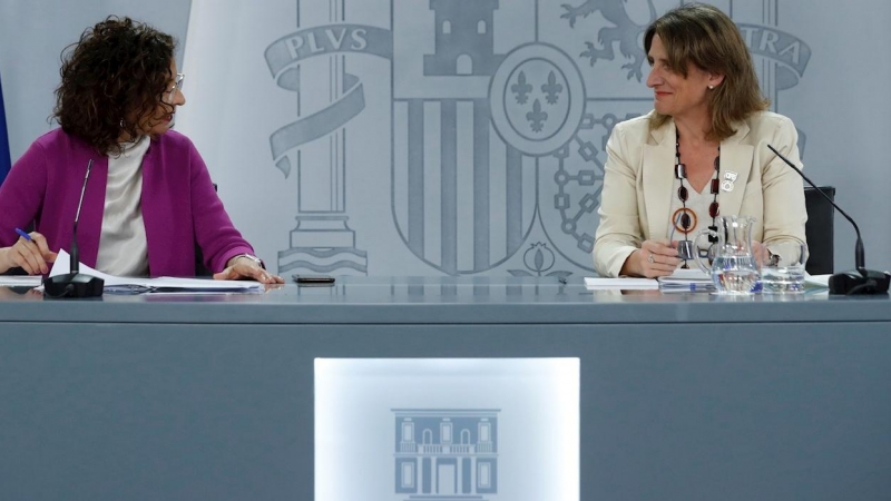 La vicepresidenta y ministra de Transición Ecológica y el Reto Demográfico, Teresa Ribera (d) junto con la ministra de Hacienda, María Jesús Montero (i) durante la rueda de prensa tras el Consejo de Ministros celebrado en el Palacio de la Moncloa. EFE/J.J