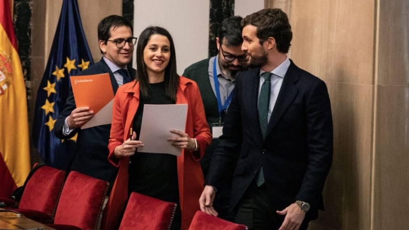 El líder del PP, Pablo Casado, junto a la presidenta de Cs, Inés Arrimadas, y el secretario general de Cs en el Congreso, Jose María Espejo, el pasado mes de febrero. Fuente: Cs (Pedro Ruiz)