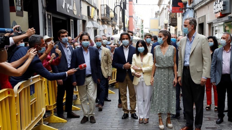 El rey Felipe VI (2d) y la reina Letizia (3d) a su llegada a la Casa-Museo Pérez Galdós. /EFE/ Ballesteros