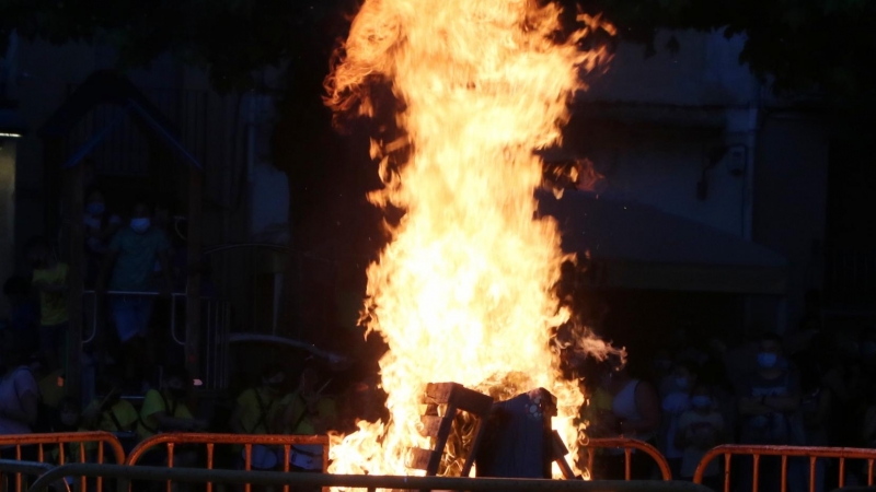 La foguera de Sant Joan a la plaça dels Arbres de Vila-rodona. ROGER SEGURA / ACN