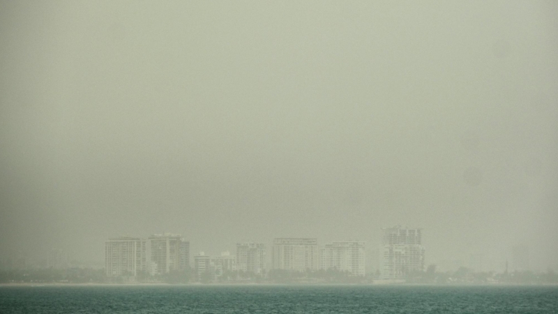 La playa de Isla Verde cubierta por una tormenta de arena de la región del desierto del Sahara, en San Juan, Puerto Rico. REUTERS / Gabriella N. Báez