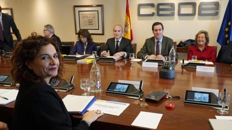 Foto de enenro de 2019 de la Ministra de Hacienda, María Jesus Montero, en la sede de CEOE, con su presidente Antonio Garamendi, para presentar el de ley Presupuestos para 2019.