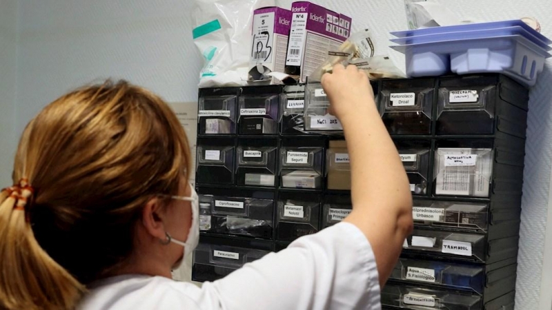 Personal sanitario trabaja en Urgencias del Centro de Salud de Fraga (Huesca), este miércoles. Las comarcas de La Litera, Bajo Cinca, Cinca Medio y Bajo Aragón Caspe están afectadas por las medidas especiales en materia de salud pública para la contención