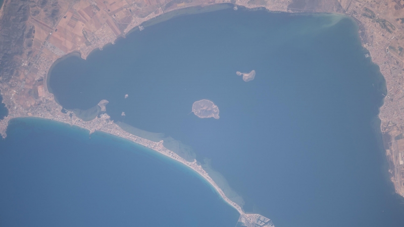 Panorámica del Mar Menor desde el espacio en 2014, antes de sufrir el episodio de eutrofización.