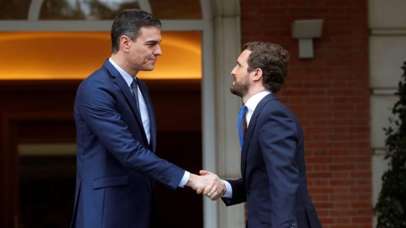 El presidente del Gobierno, Pedro Sánchez, recibe al líder del PP, Pablo Casado, en la Moncloa, el pasado 17 de febrero. (EFE)
