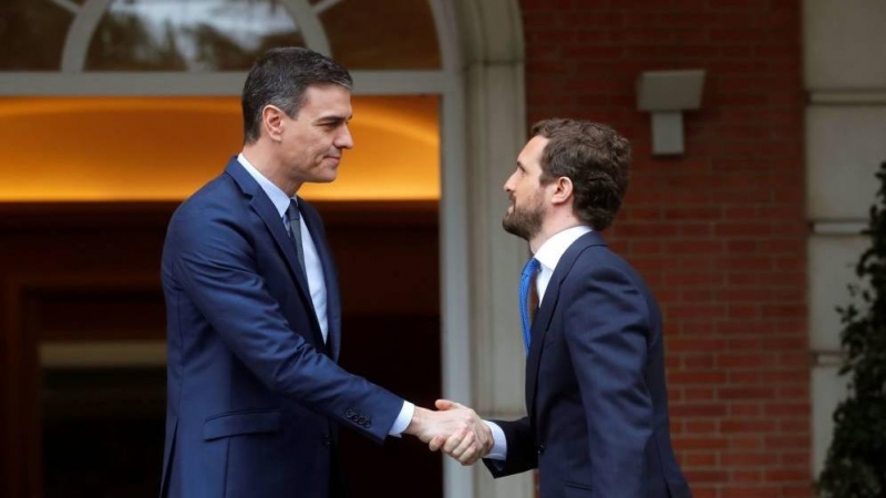 El presidente del Gobierno, Pedro Sánchez, recibe al líder del PP, Pablo Casado, en la Moncloa, el pasado 17 de febrero. (EFE)