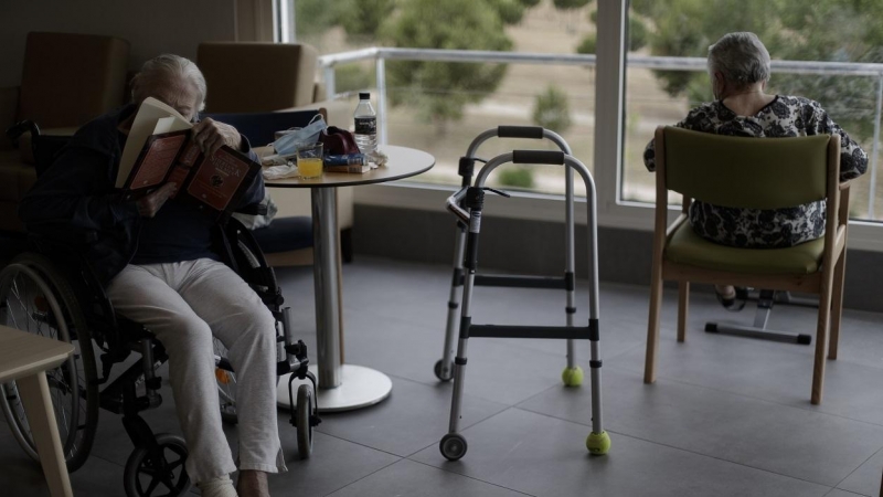 Dos residentes en una residencia de mayores de la Comunidad de Madrid. E.P./Eduardo Parra