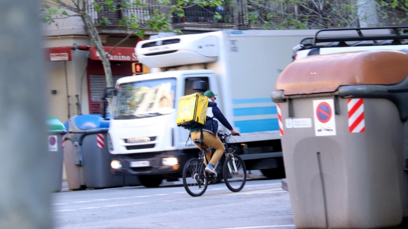 Un rider de Glovo travessant el carrer Aribau de Barcelona el 14 d'abril del 2020. ACN/Aina Martí