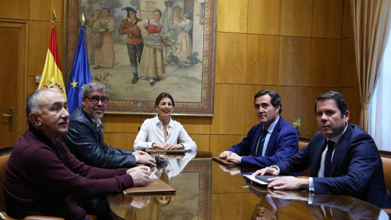 Foto de enero de 2020, de la ministra de Trabajo, Yolanda Díaz, con los secretarios generales de UGT y CCOO, Pepe Álvarez y Unai Sordo, y los presidentes de CEOE y de Cepyme, Antonio Garamendi y Gerardo Cuervas.