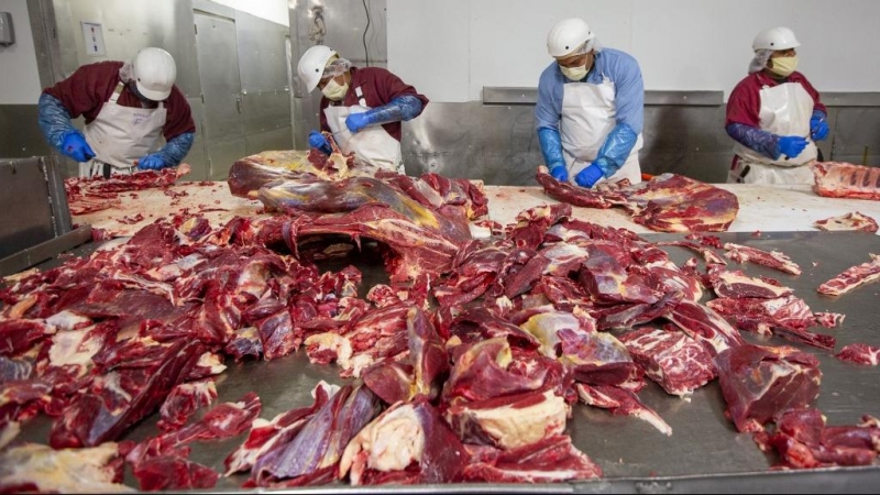 Operarios trabajan en un matadero. Archivo/AFP/Natalie Behring