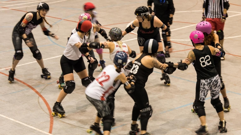 Una jugada en un partit de 'roller derby'. MIGUEL VELASCO ALMENDRAL