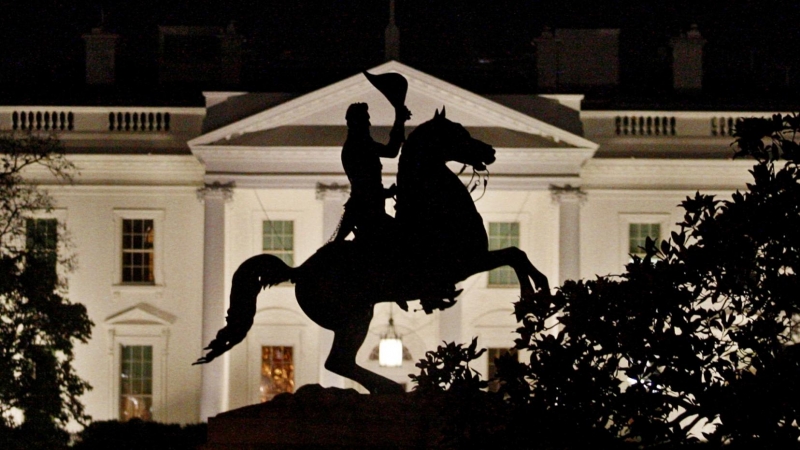 La estatua de Andrew Jackson, situada en el parque de Lafayette, justo delante de la fachada de la Casa Blanca. /REUTERS - Jim Bourg
