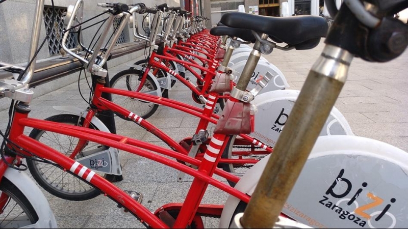 El rociado periódico con un liquido corrosivo como la lejía ha deteriorado las piezas de numerosas bicicletas municipales de Zaragoza. E.B.